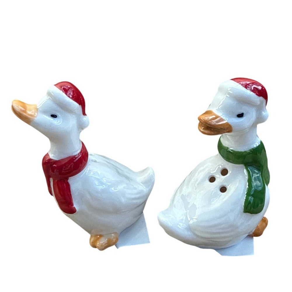 Cracker Barrel Christmas Duck Salt and Pepper Shaker Set Santa Hat Scarf Ceramic